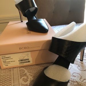 Black slide on pumps